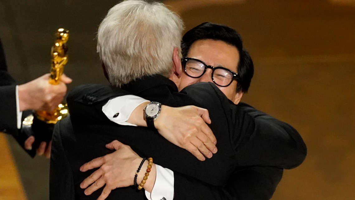 Harrison Ford Ke Huy Quan Hug At Oscars Best Picture Win Wtsp Com