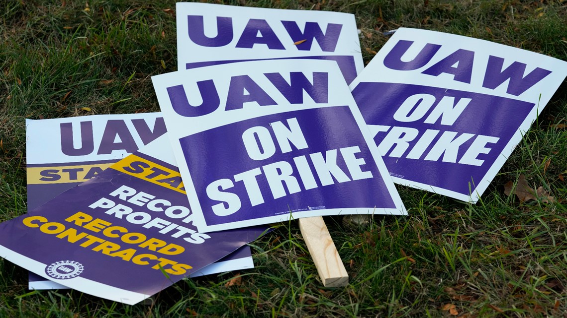 UAW escalates strike against lone holdout General Motors - Vimarsana News