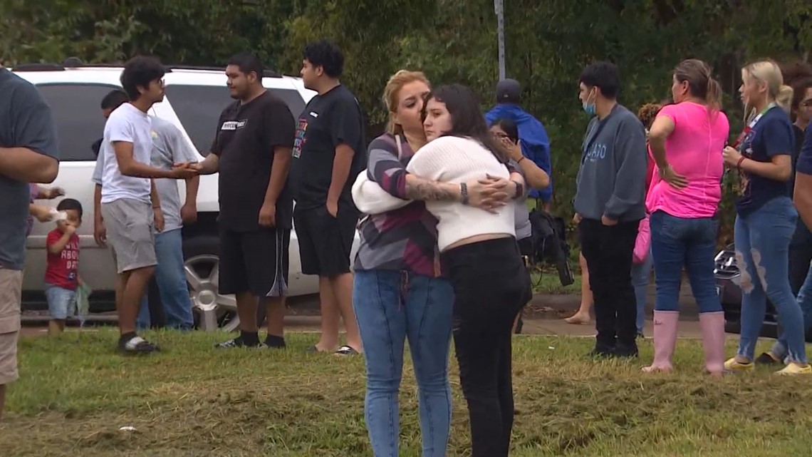 Parents, family members react to shooting at Texas school - Vimarsana News