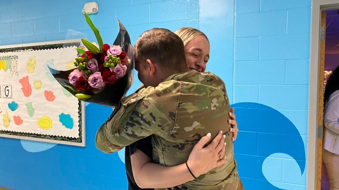 Soldier surprises Texas teacher after deployment - Vimarsana News