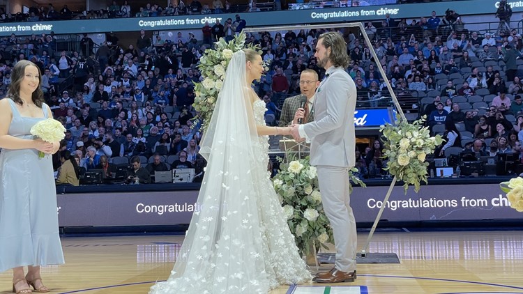 Couple gets married during halftime of Mavs game in Dallas