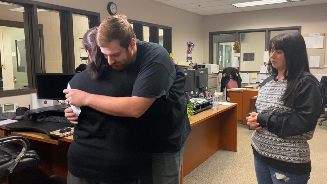 Geauga County couple praises 911 dispatcher for life-saving help - Vimarsana News