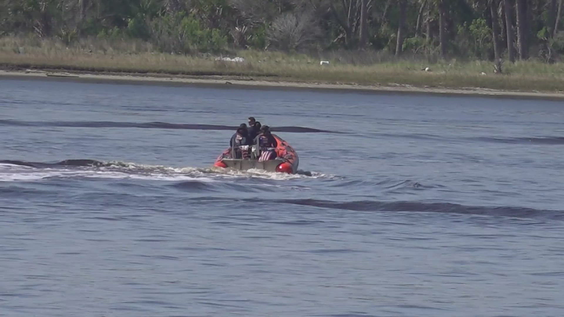 Child missing after boat capsized in St. Johns River found, police say ...