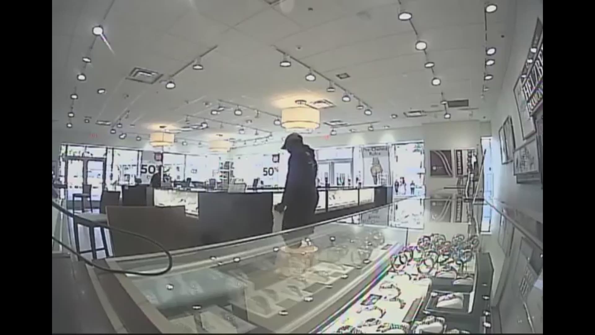 Raw video: Smash and grab jewelry store robbery | www.bagsaleusa.com
