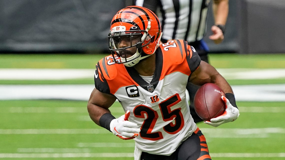 Did the Buccaneers sign Giovani Bernard?