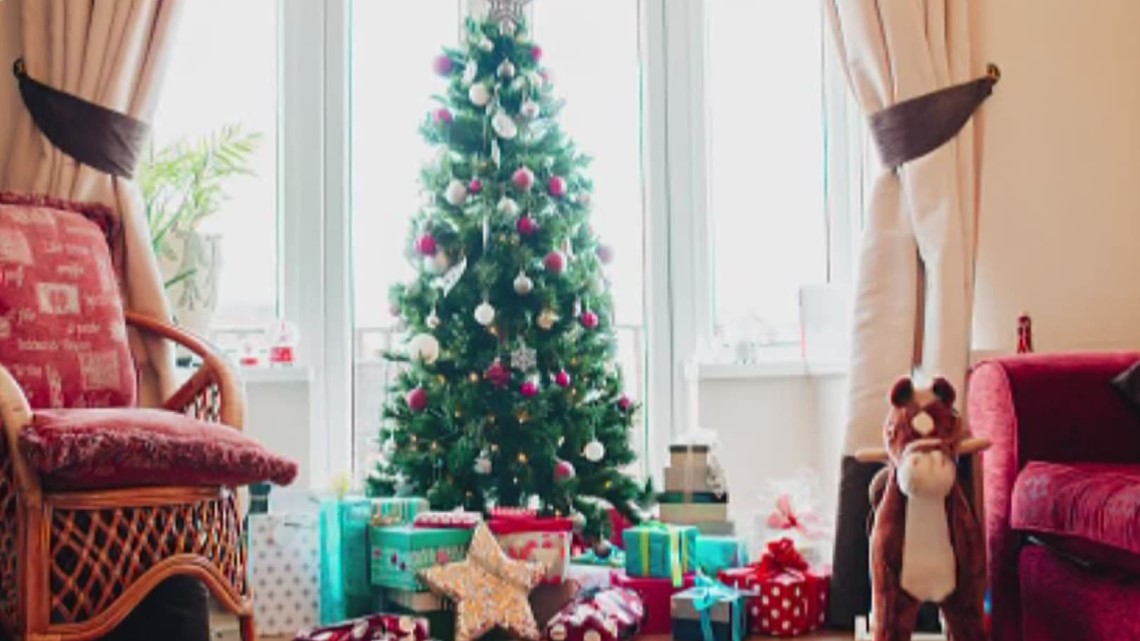 How do you keep a Christmas tree from drying out?