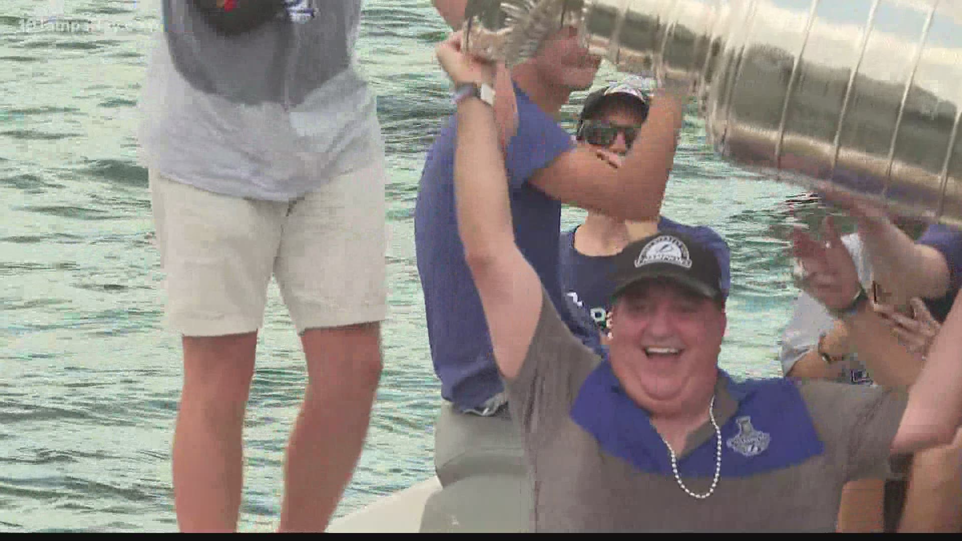 Stanley Cup dented amid Tampa Bay Lightning's second boat parade in 10  months - ESPN