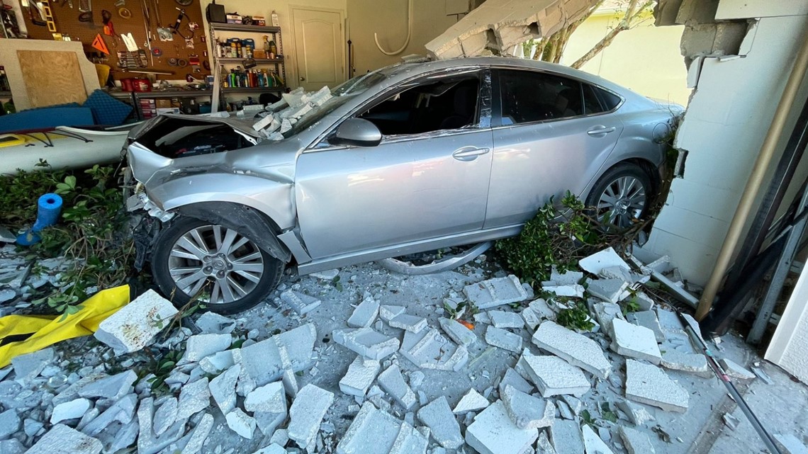 Car crashes into Land O' Lakes garage - Vimarsana News