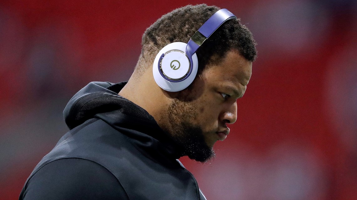 Los Angeles Rams: Ndamukong Suh wears team gloves in Bucs photo