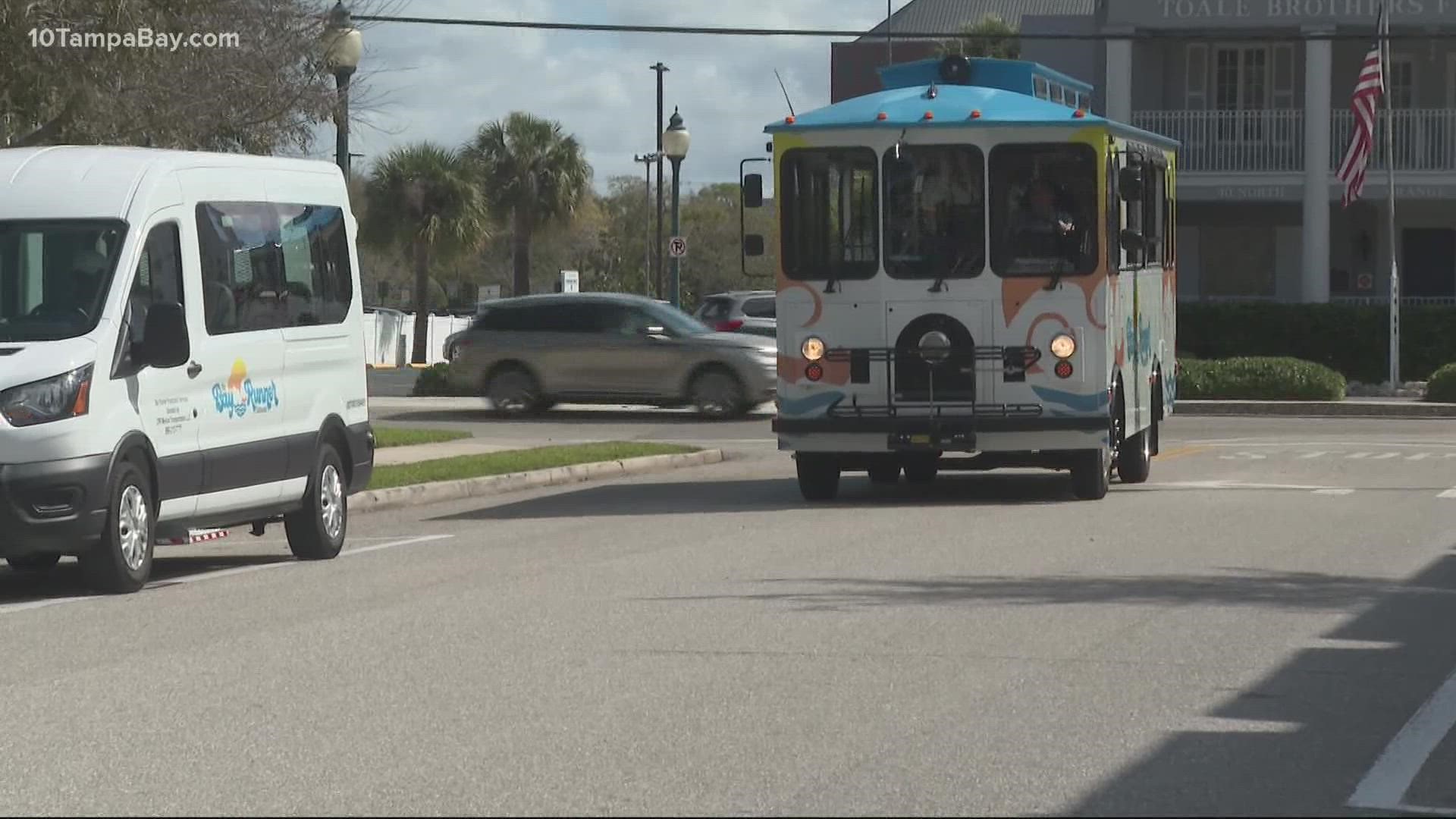 The trolley offers complimentary service between downtown Sarasota, St. Armands Circle and Lido Beach.