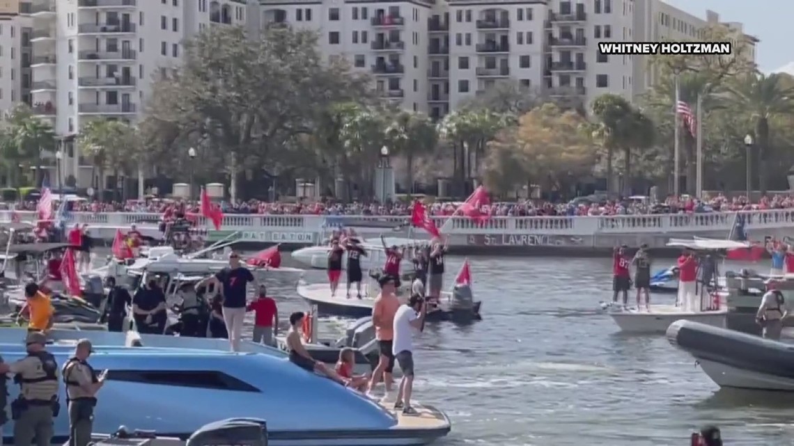 Tom Brady tosses Lombardi trophy off boat at Tampa Bay Buccaneers' Super  Bowl parade 