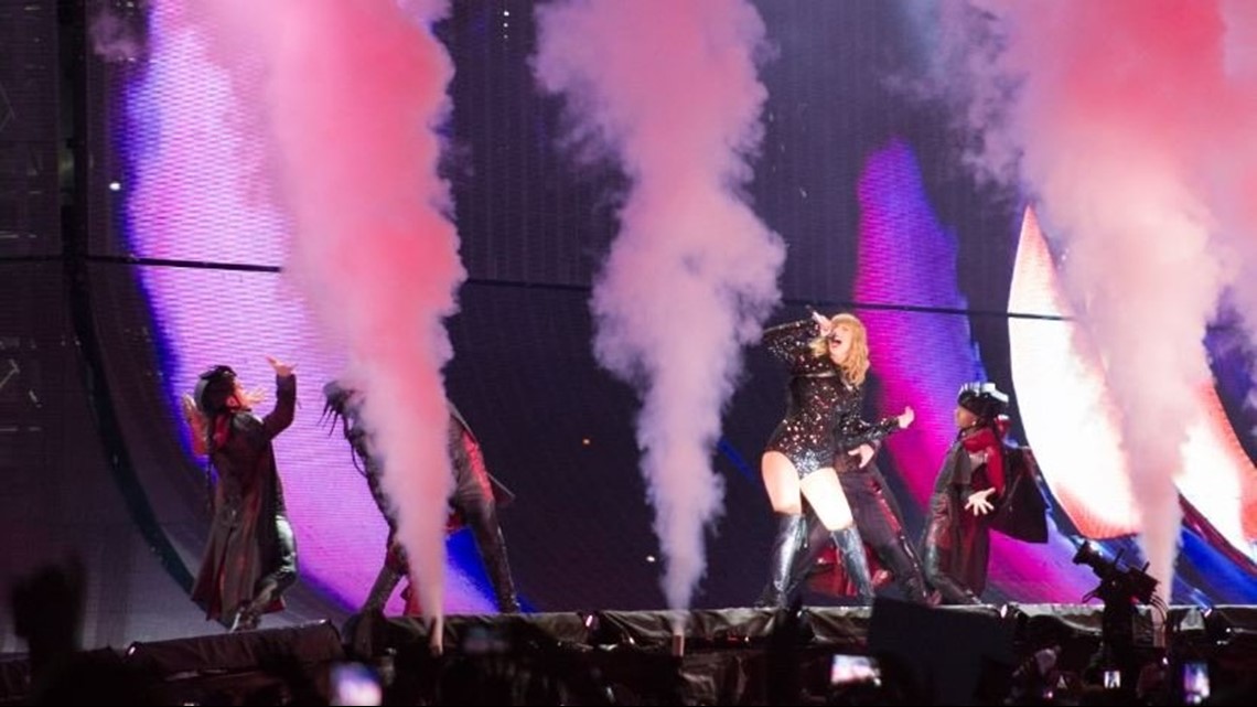 Taylor Swift lets the games begin during her 'Reputation' tour at ...