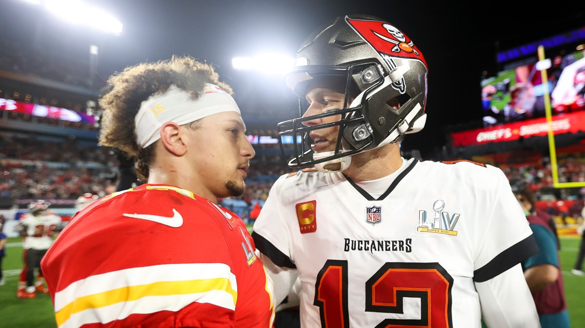 tom brady with mahomes on shoulders