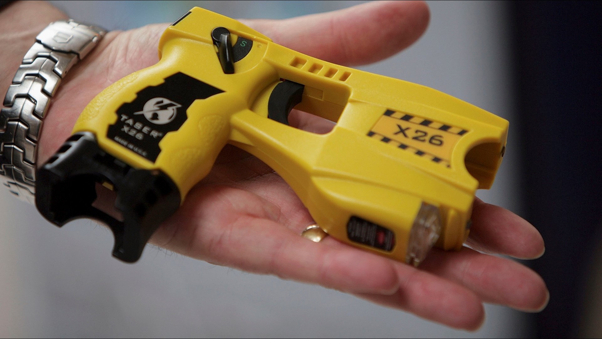 Cops shock woman with stun gun after they say she tried to bite off man