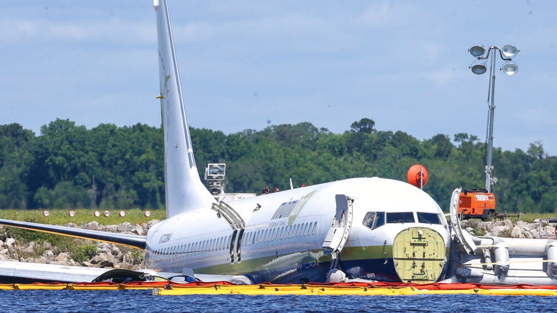 Plane crashes into Jacksonville river 143 people on board