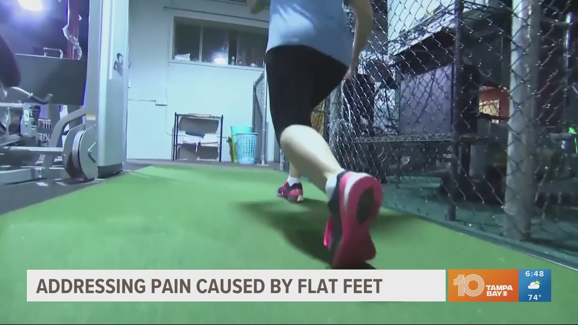 We look at the causes of flat foot pain and what people can do to alleviate it.
