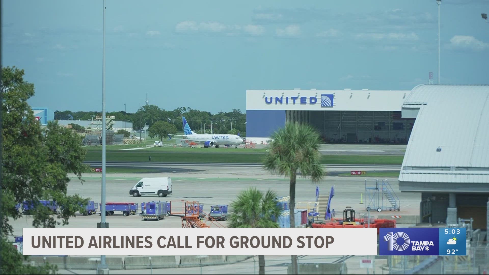 Federal officials said United crews had been unable to contact airline dispatchers through normal means.