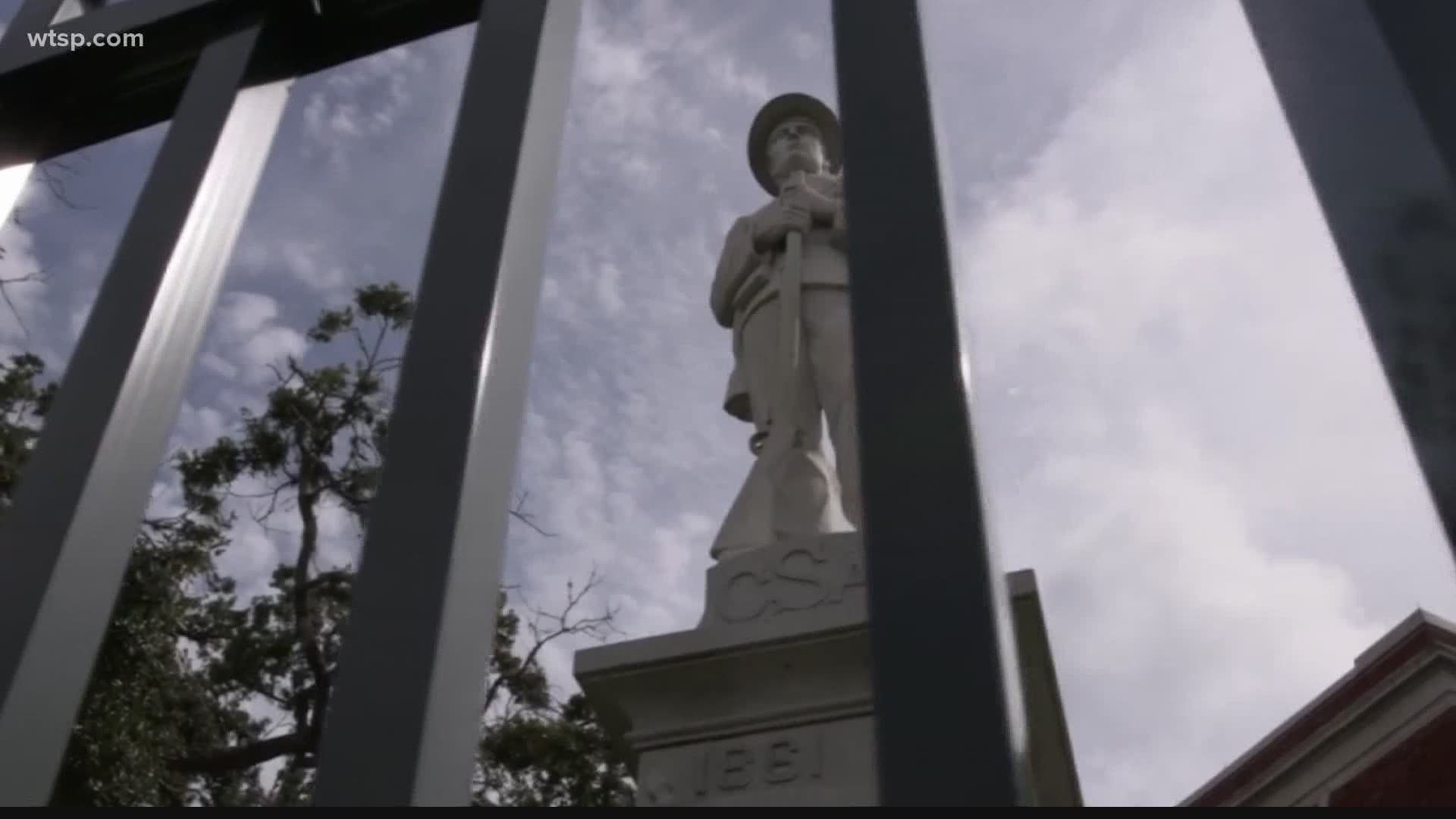 The memorial honors Confederate soldiers and is located in front of the Hernando County Courthouse in Brooksville.