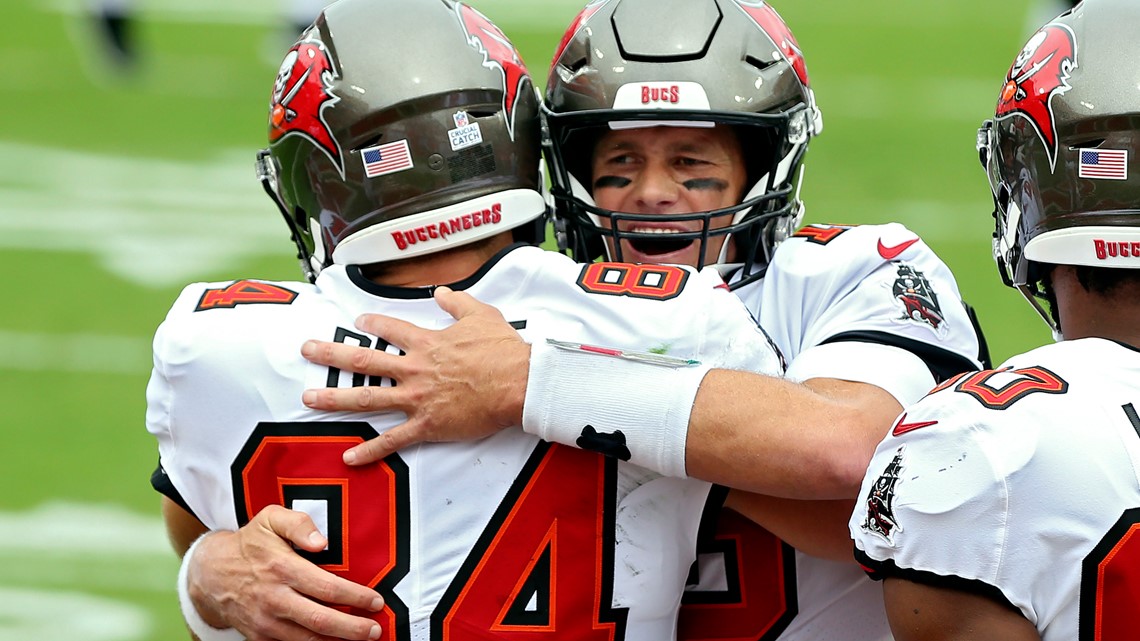 Brady Throws for Five Touchdowns, Bucs Beat Chargers