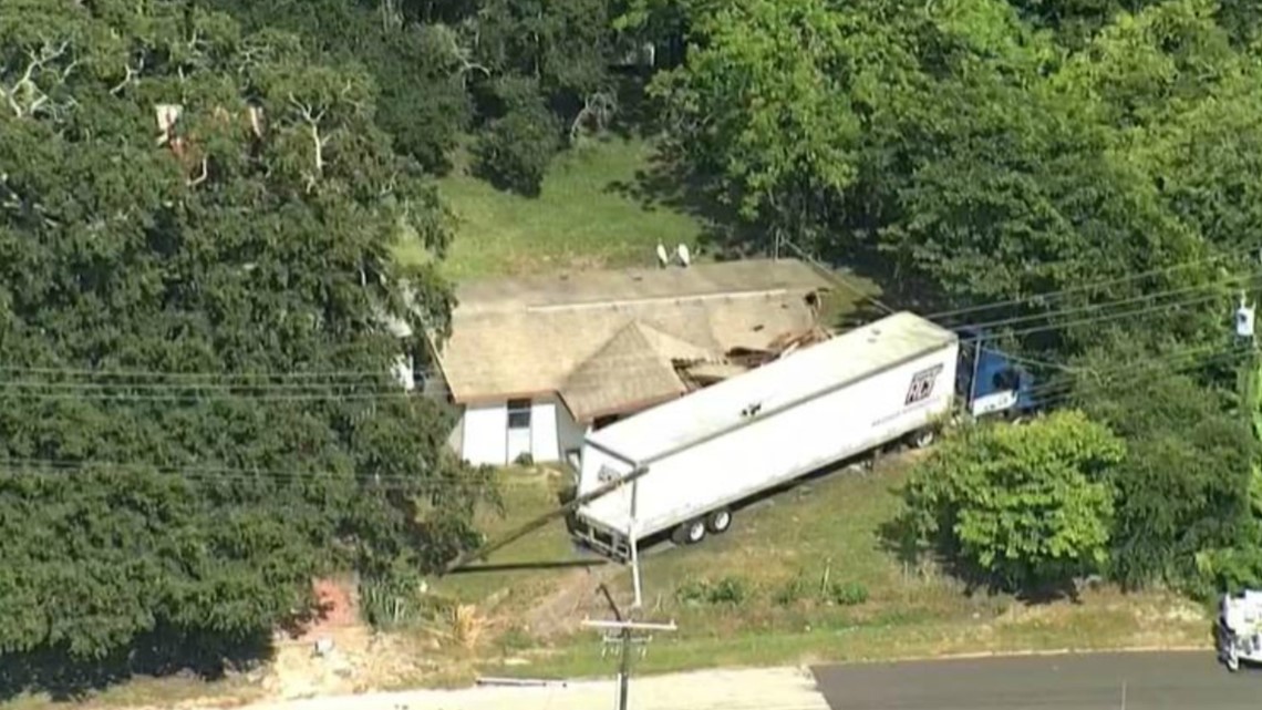 Semitruck crashes into home in Tampa