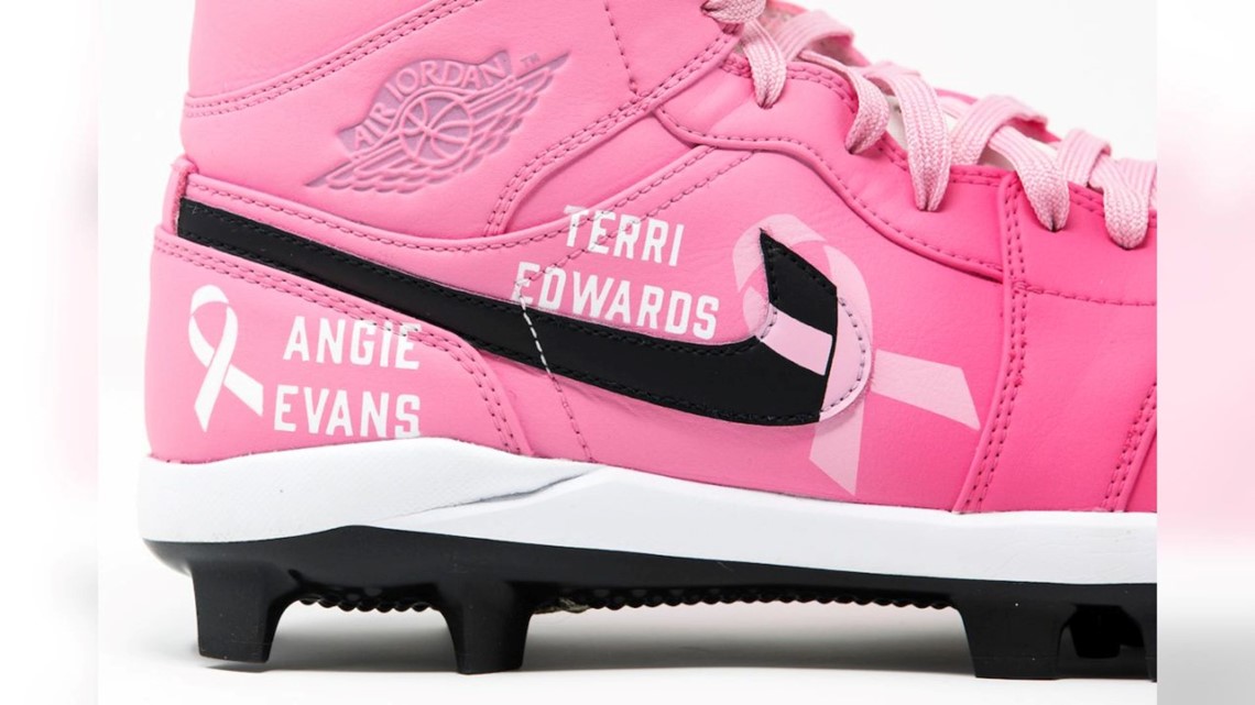 Texas man pays $15,000 for Robert Griffin's pink cleats