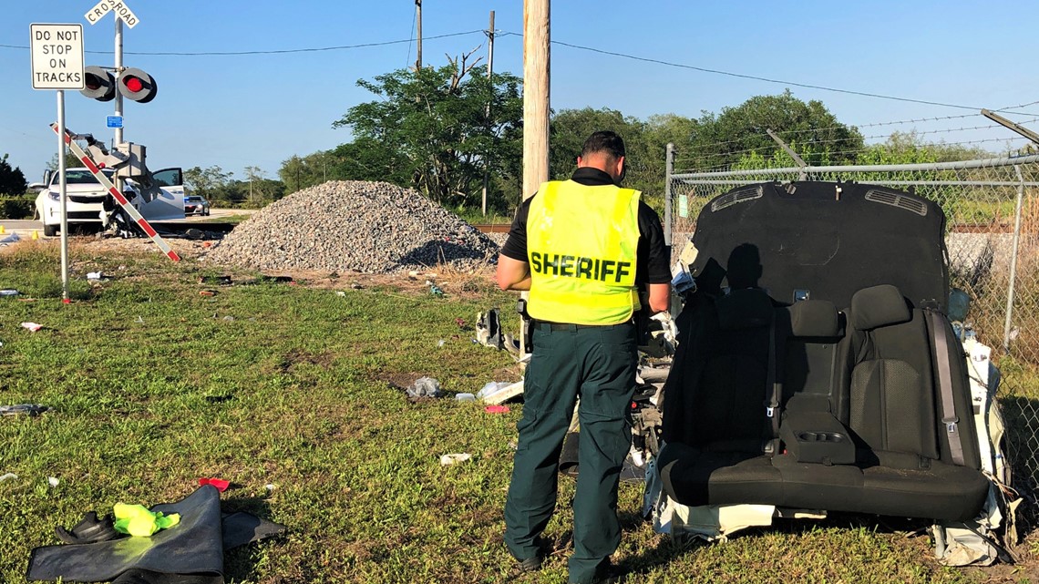 2 dead in car vs train crash near Frostproof, Polk Sheriff says