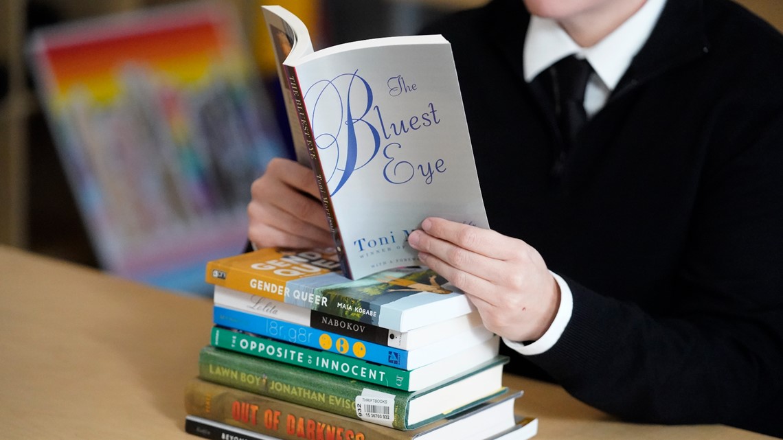Tampa Bay school districts: How they approach book bans - Vimarsana News