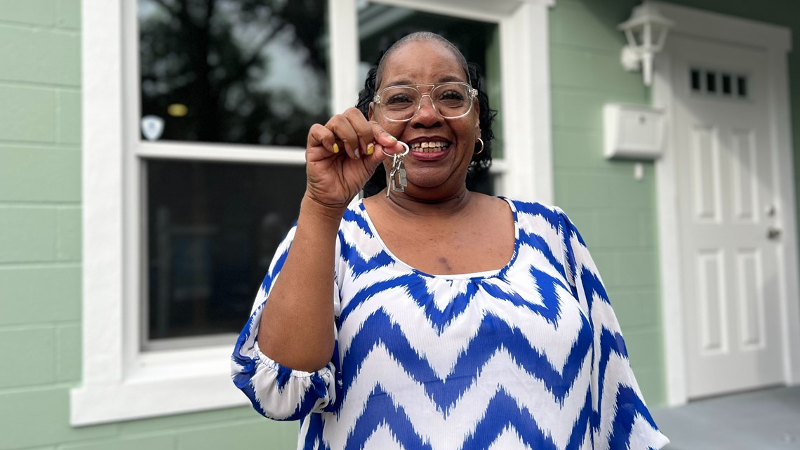 St. Petersburg woman gets keys to her new home before Christmas - Vimarsana News