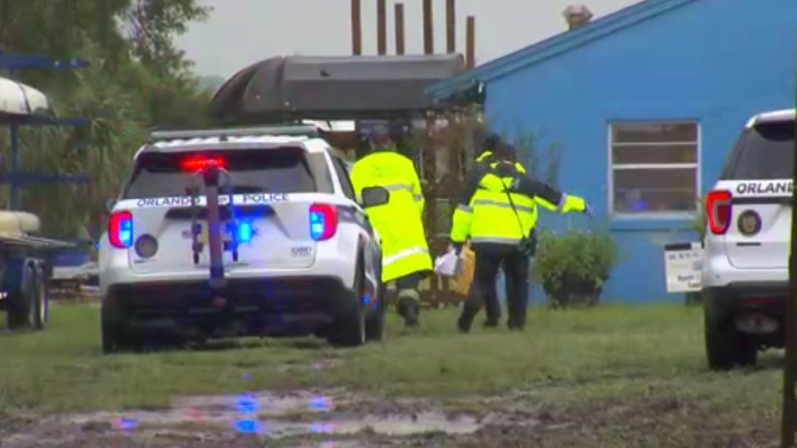 1 child hurt, 1 child missing after lightning strikes rowing boat