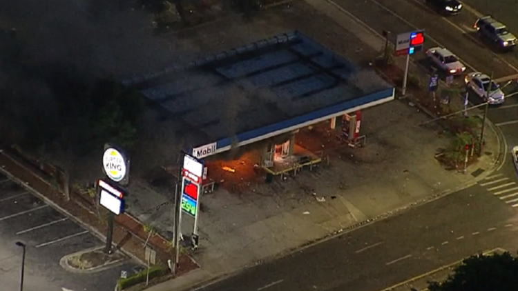 people loot tampa phone store set fire to mobil gas station wtsp com set fire to mobil gas station