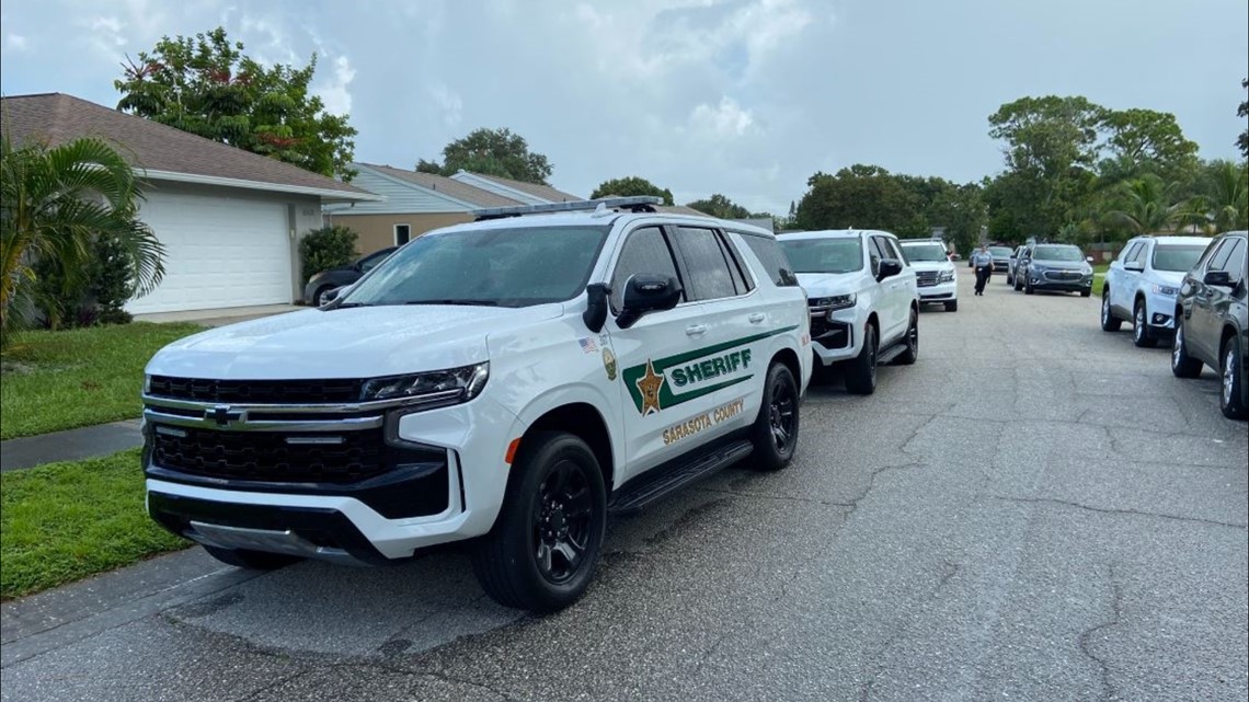 Sarasota 911 caller: Man with gun traps woman inside - Vimarsana News