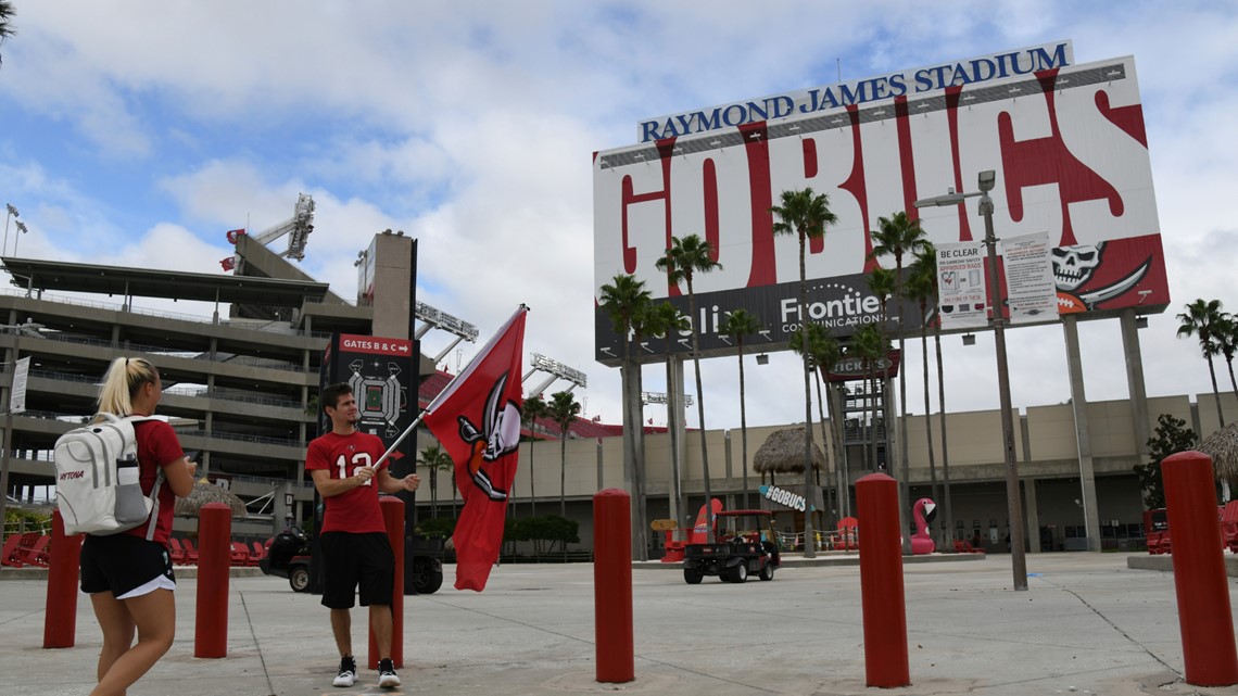 Bucs to hand out free playoff swag to fans in Friday morning drive