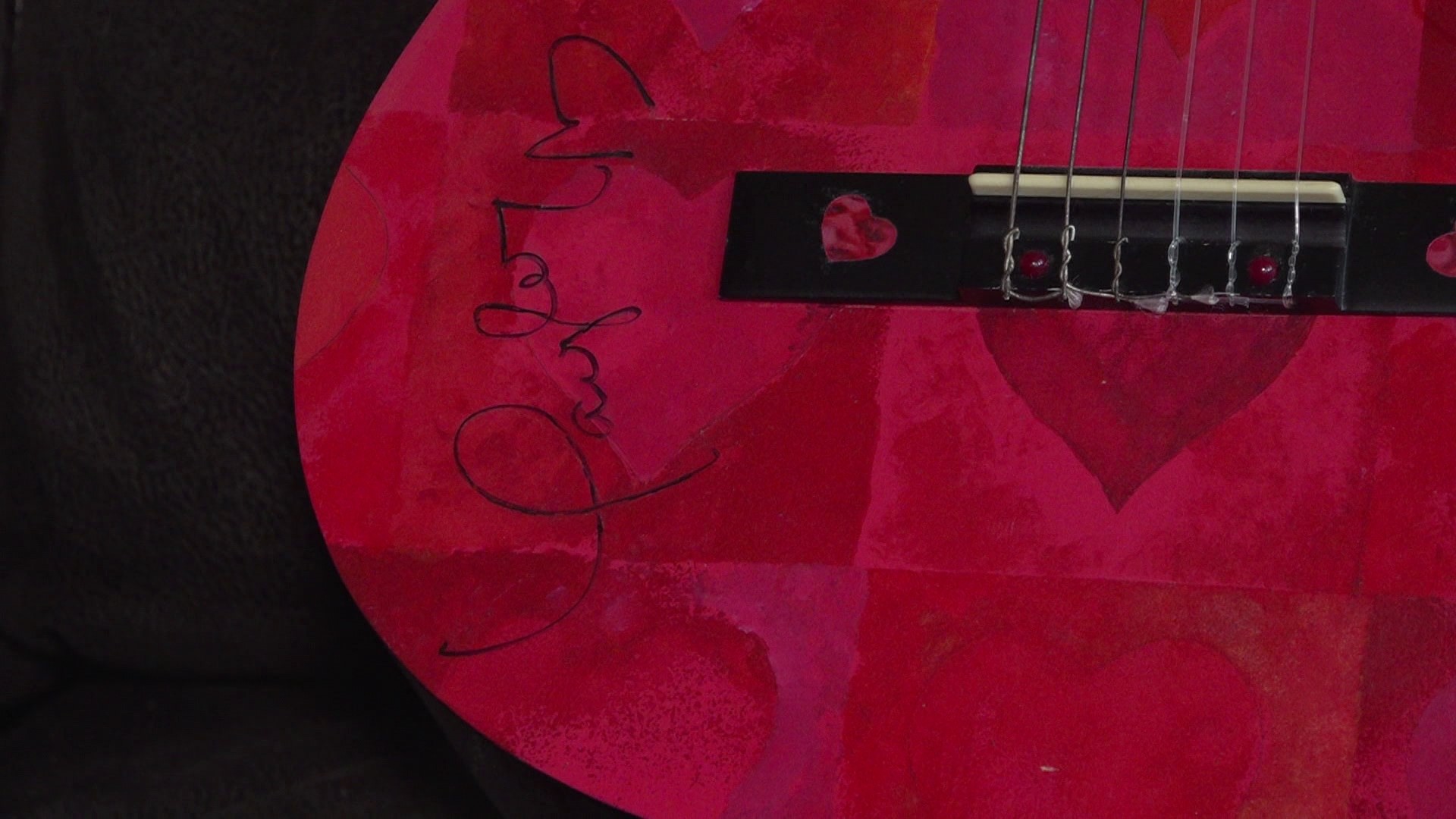 Fan with Taylor Swiftsigned guitar gets wedding help