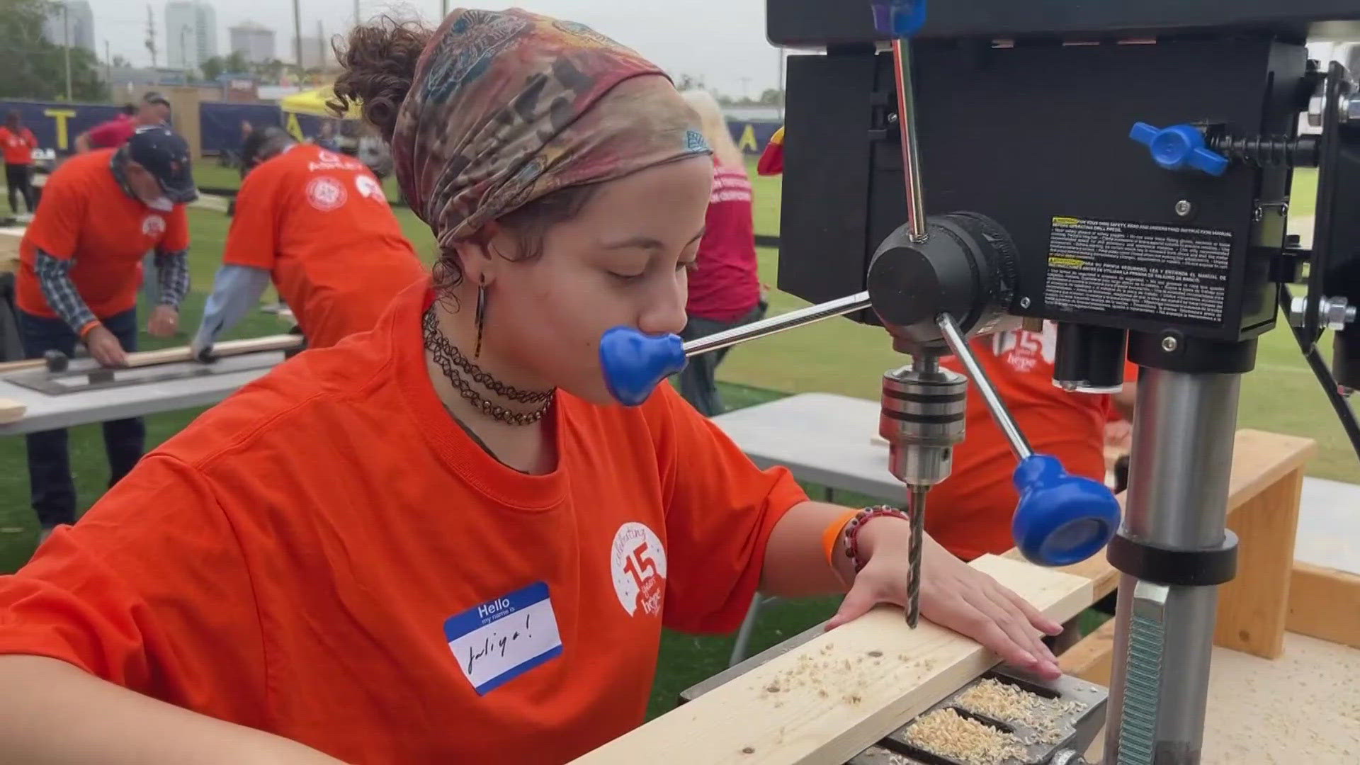 tampa-bay-sun-fc-players-help-build-beds-for-children-in-need-wtsp