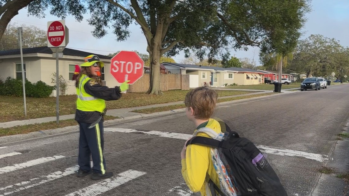 St. Petersburg crossing guard goes the extra mile for kids - Vimarsana News