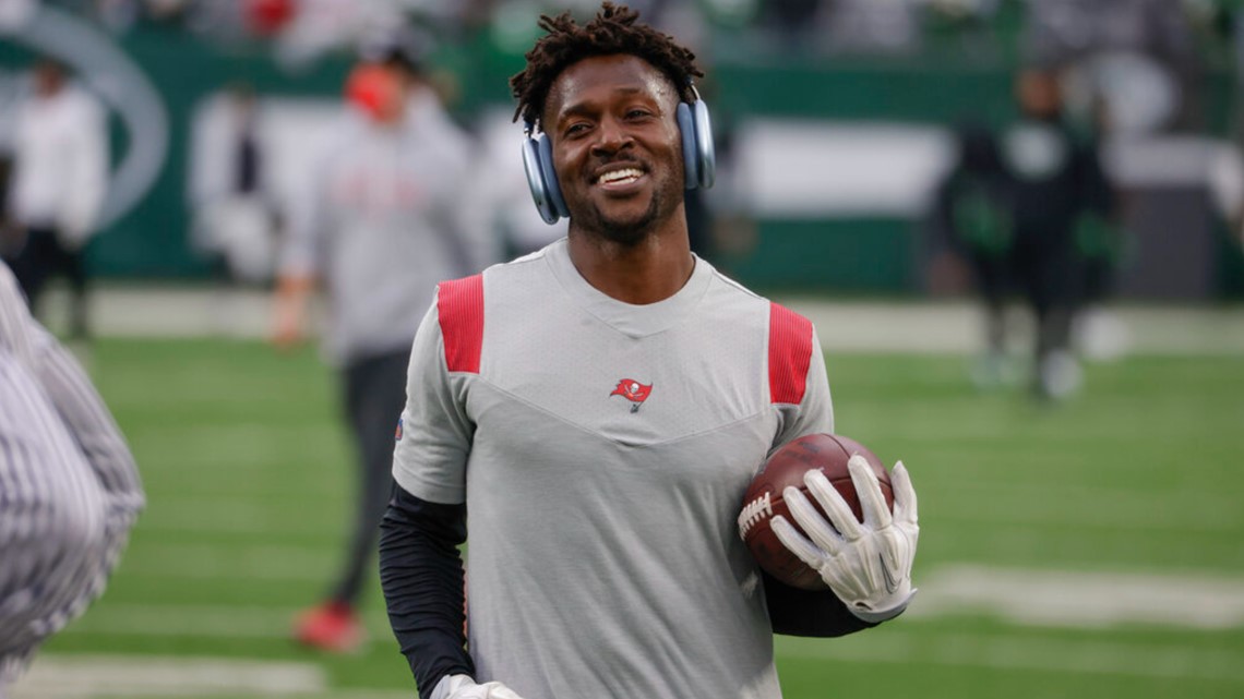 Landover, United States. 09th Jan, 2021. Tampa Bay Buccaneers wide receiver Antonio  Brown (81) celebrates with wide receiver Scotty Miller (10) after Brown  scored a 36-yard touchdown against the Washington Football Team