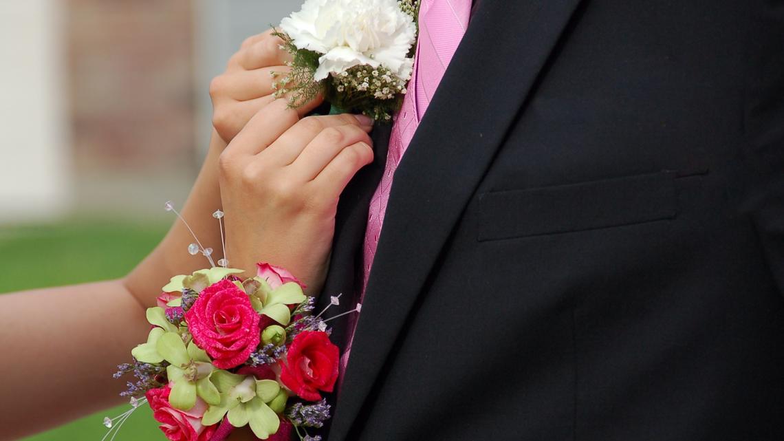 Florida teen girl denied to prom for wearing suit - Vimarsana News