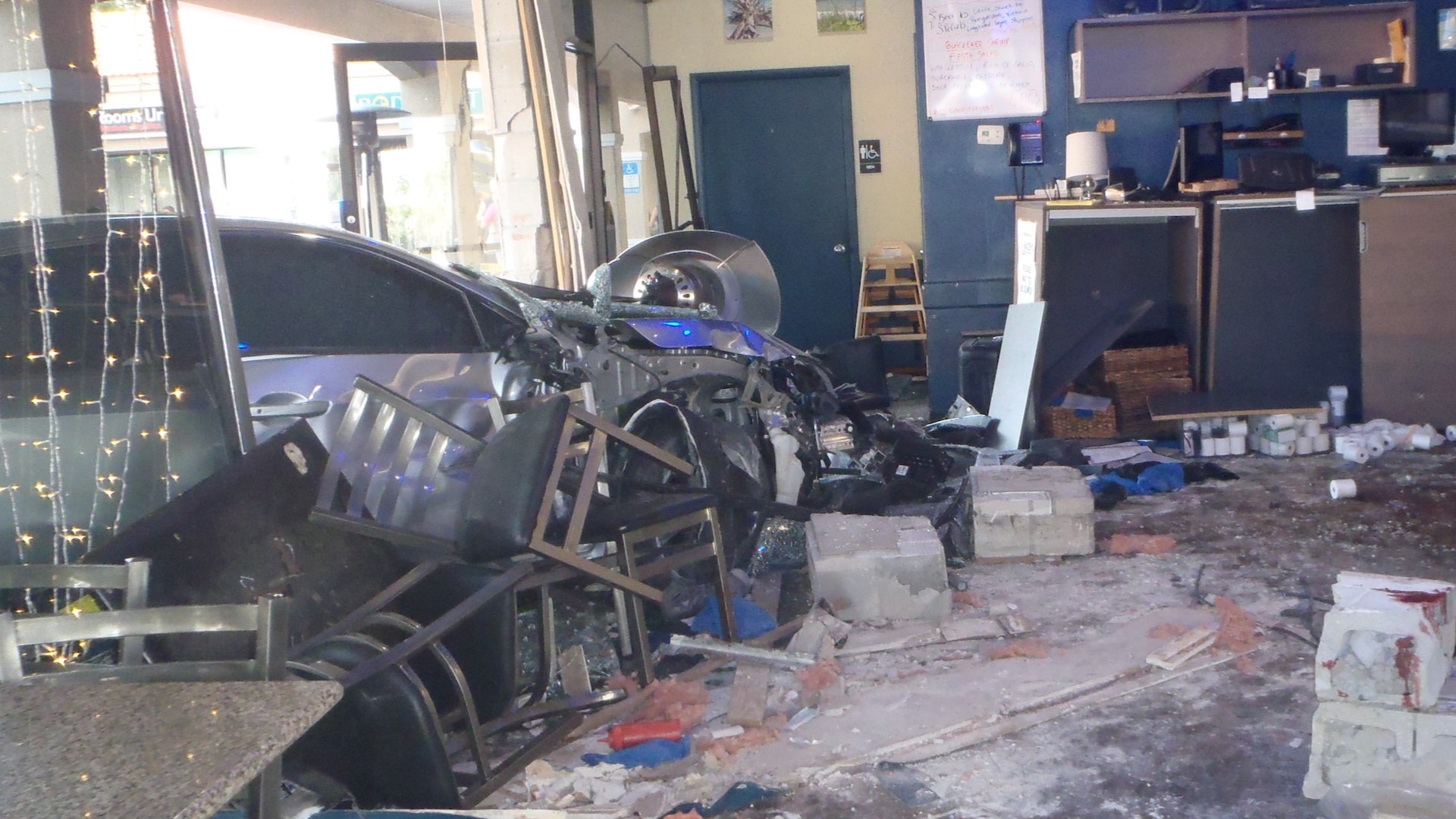 2 Seriously Hurt After Car Crashes Into Sarasota Restaurant | Wtsp.com