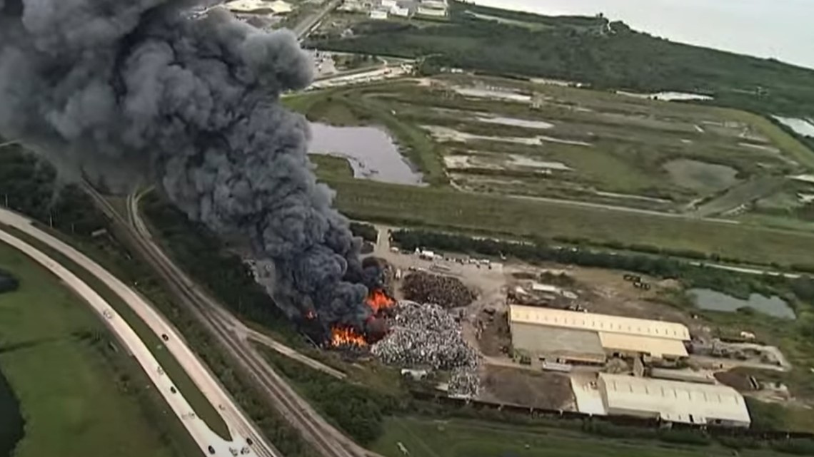 Manatee County scrap yard fire sends plume of smoke into sky - Vimarsana News