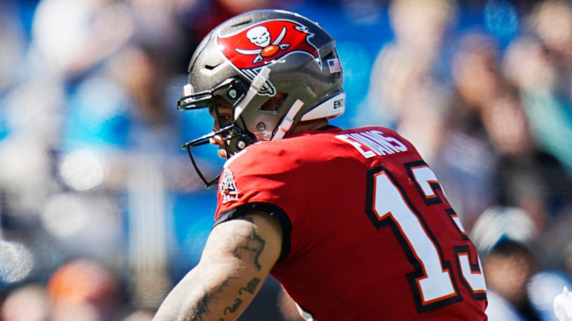 Watch as it appears NFL refs ask Tampa's Mike Evans for autograph