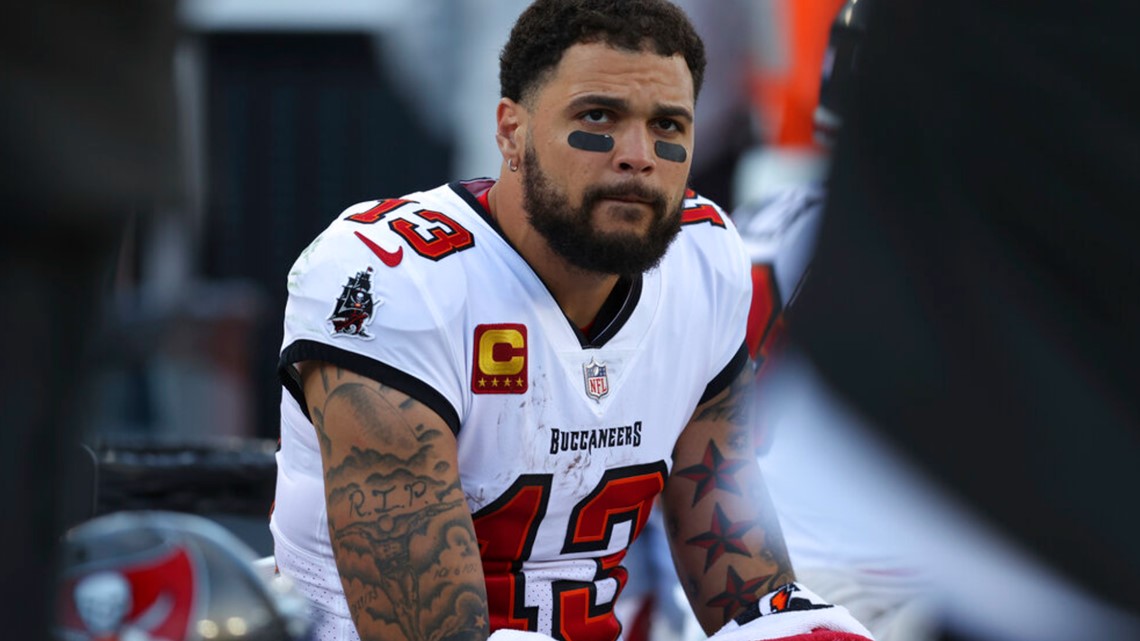 Buccaneers fans show appreciation for Mike Evans, foundation