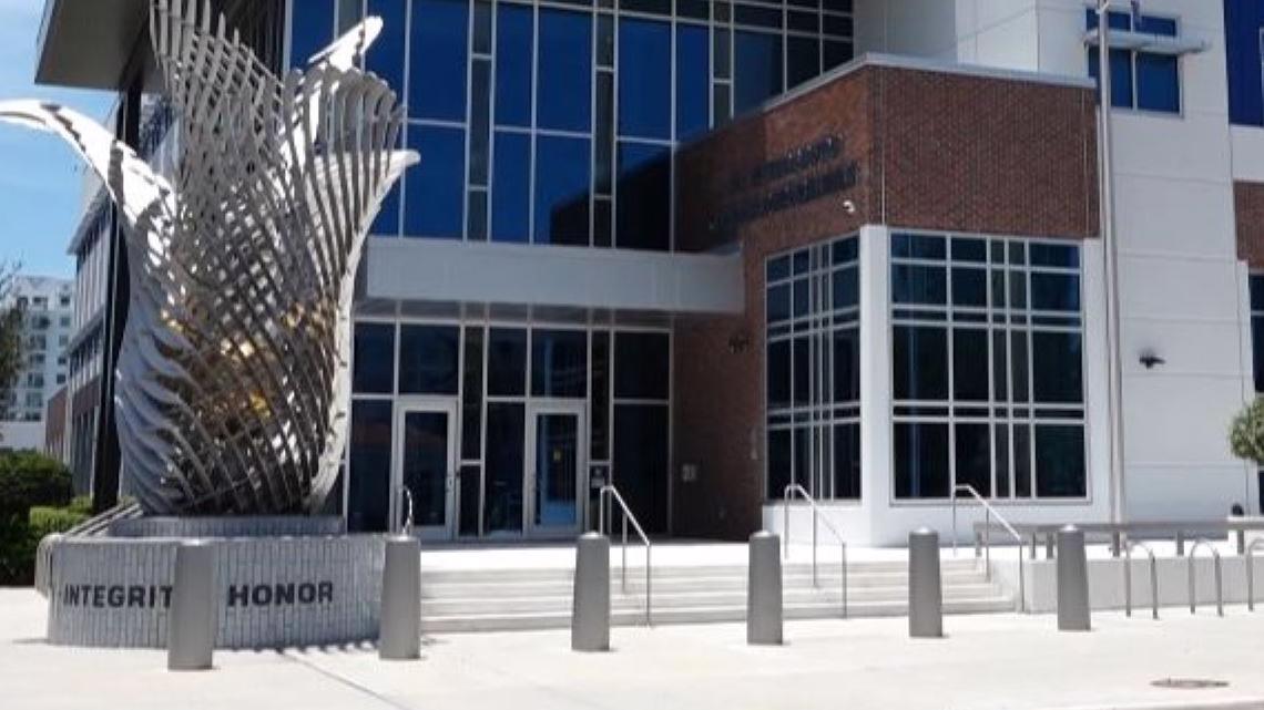 2 St. Pete police officers suspended for separate incidents - Vimarsana News