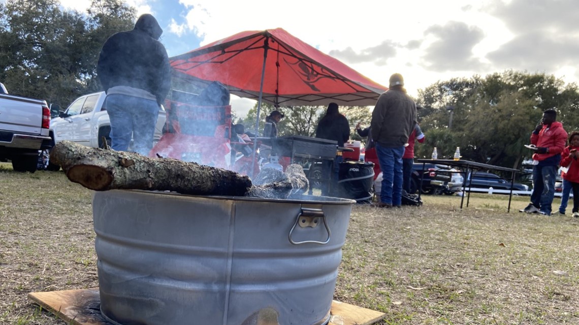 Tampa Bay Bucs fans brave cold temps during Rams game - Vimarsana News