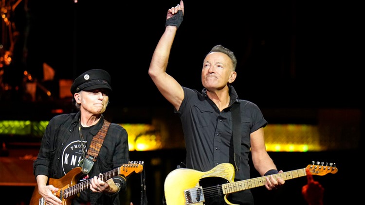 Exuberant Springsteen, E St. Band launch 1st tour in 6 years in Tampa