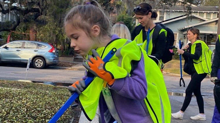 Hundreds of volunteers clean up litter and beads after Gasparilla