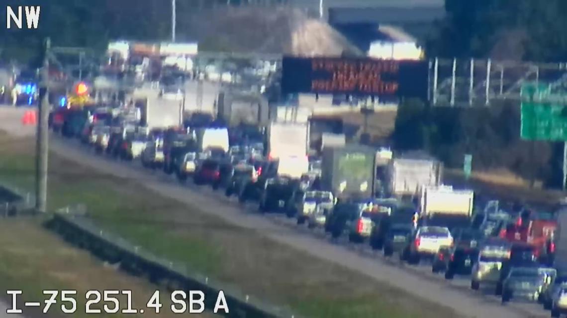 Traffic alert: Lanes blocked on I-75 N in Riverview due to crash
