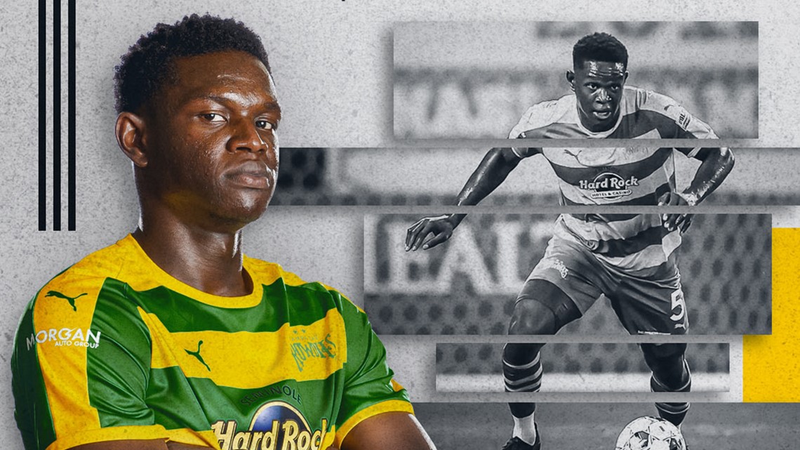 St. Petersburg, FL: Tampa Bay Rowdies defender Jordan Scarlett (5)  autographs a young fans jersey after a USL soccer game against the Atlanta  United 2 Stock Photo - Alamy