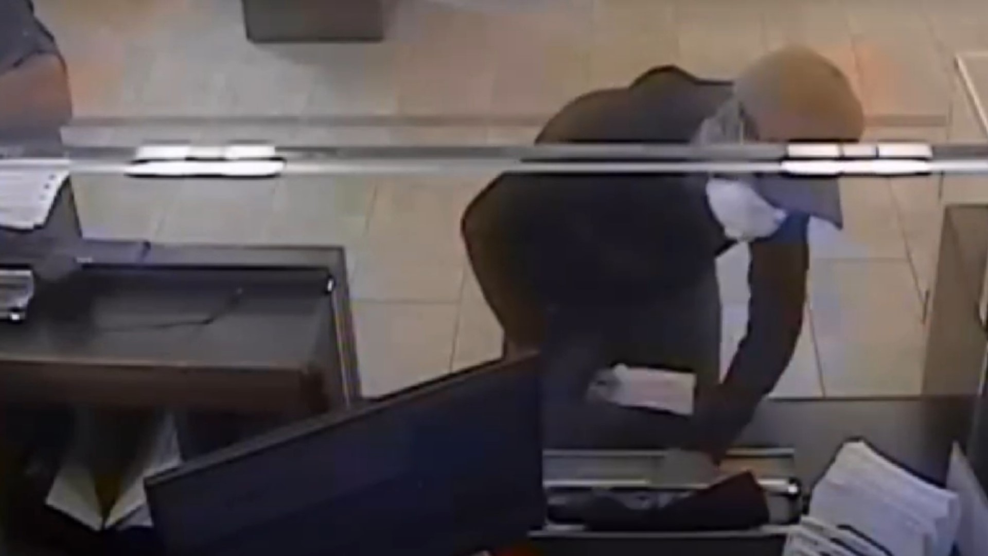 Police looking for man accused of robbing Chase Bank in Tampa | wtsp.com