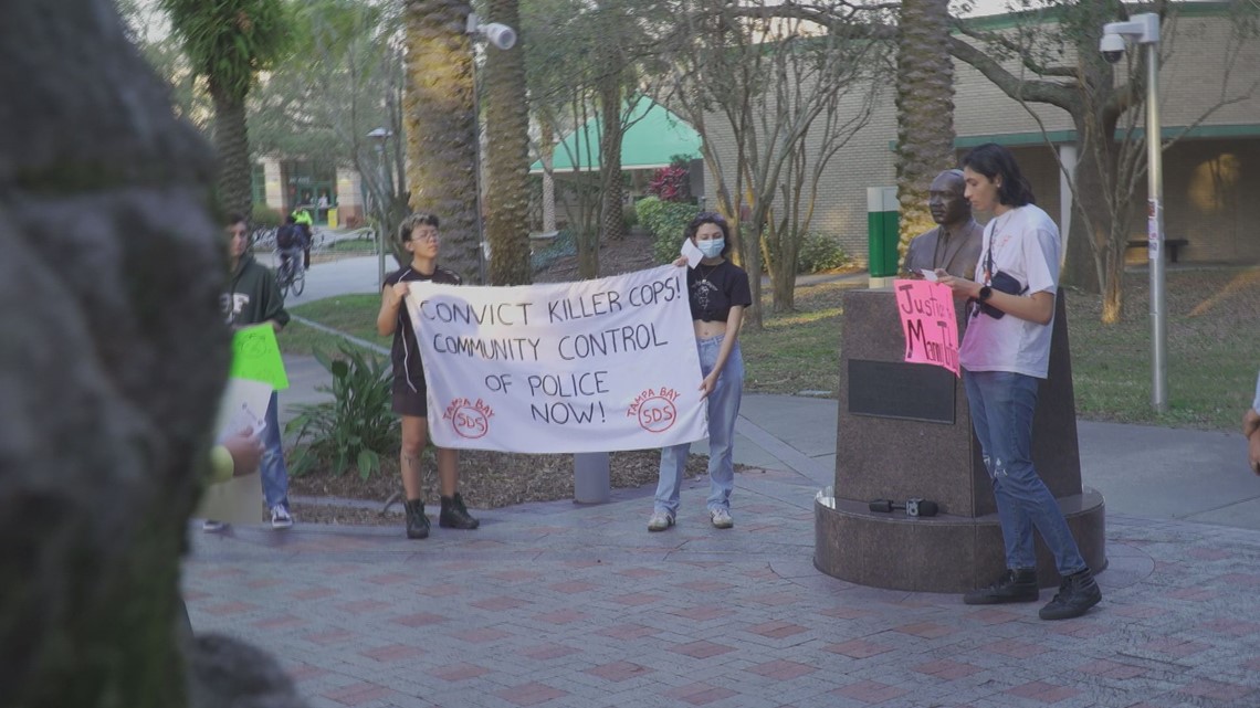 USF students deman police reform during Tyre Nichols vigil - Vimarsana News
