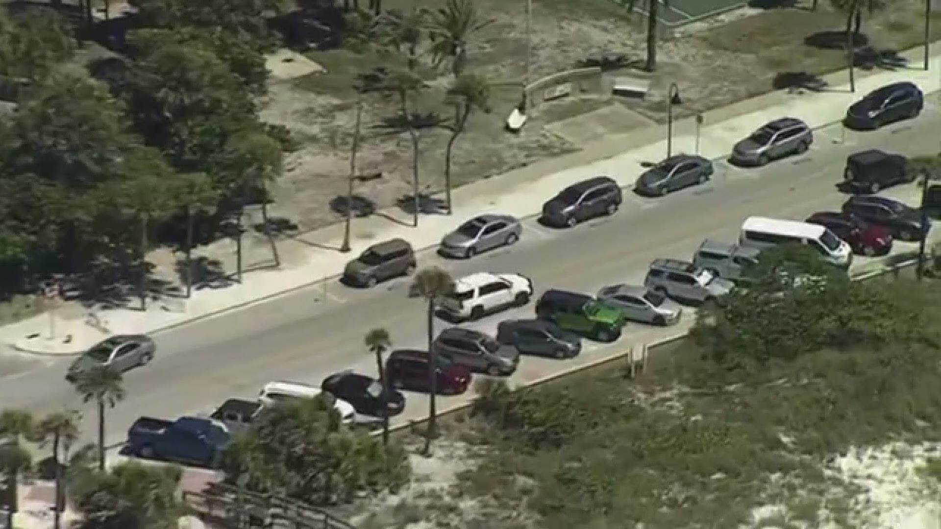 A big parking lot at a popular Pinellas County beach was shut down only hours after it opened on the first day as part of Florida's phase one reopening.